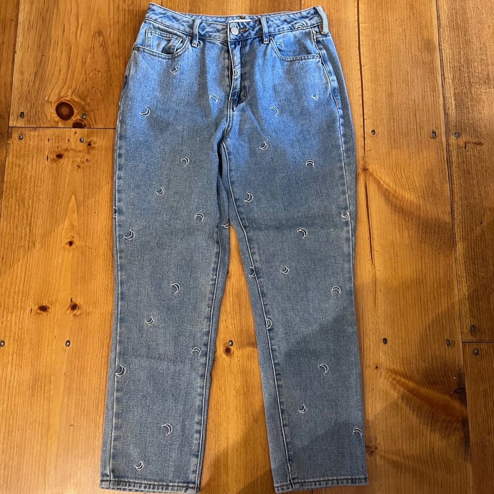 PacSun Moon Embroidered Mom Jeans Light Wash Blue High Waisted Size 27‎ A10